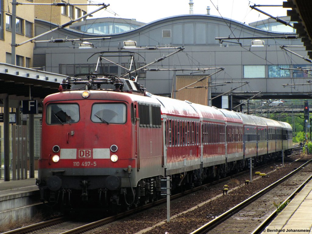 110 497-5 fhrt mit dem Kreuzfahrersonderzug nach Warnemnde aus dem Potsdamer Hbf los. Juni 2011