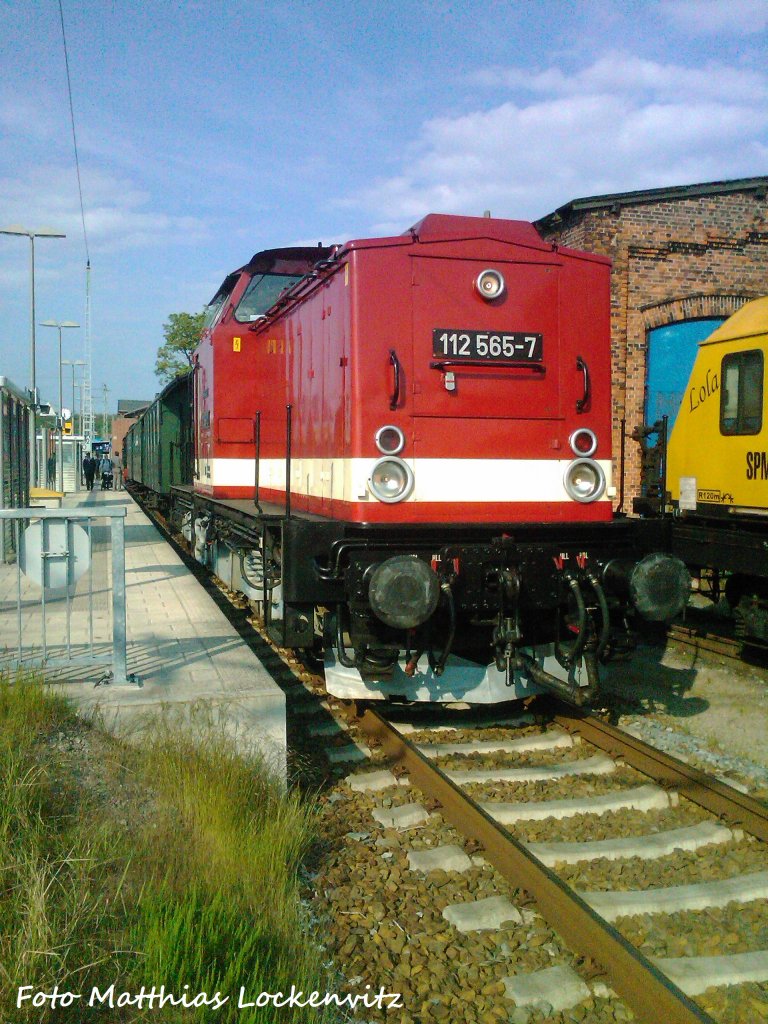 112 565-7 (202 565-8) und am anderen ende H�ngt die 91 134 beim Bahnhofsfest Putbus am 18.5.+19.5.12 / Hier steht der Zug abfahrbereit im Bahnhof Bergen auf R�gen am 19.5.12
