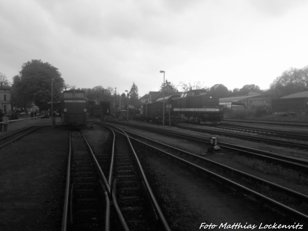 112 565-7 (DB 202 565-8) und R�BB 251 901 in Putbus am 10.5.13 im Klassischen Schwarzwei�