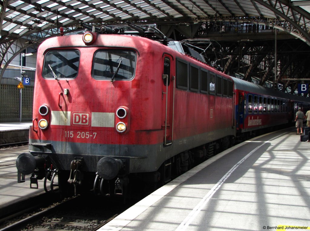 115 205-7 wartet im Klner Hbf auf die Abfahrt des ICE Ersatzzugs nach Hamm. Juli 2010