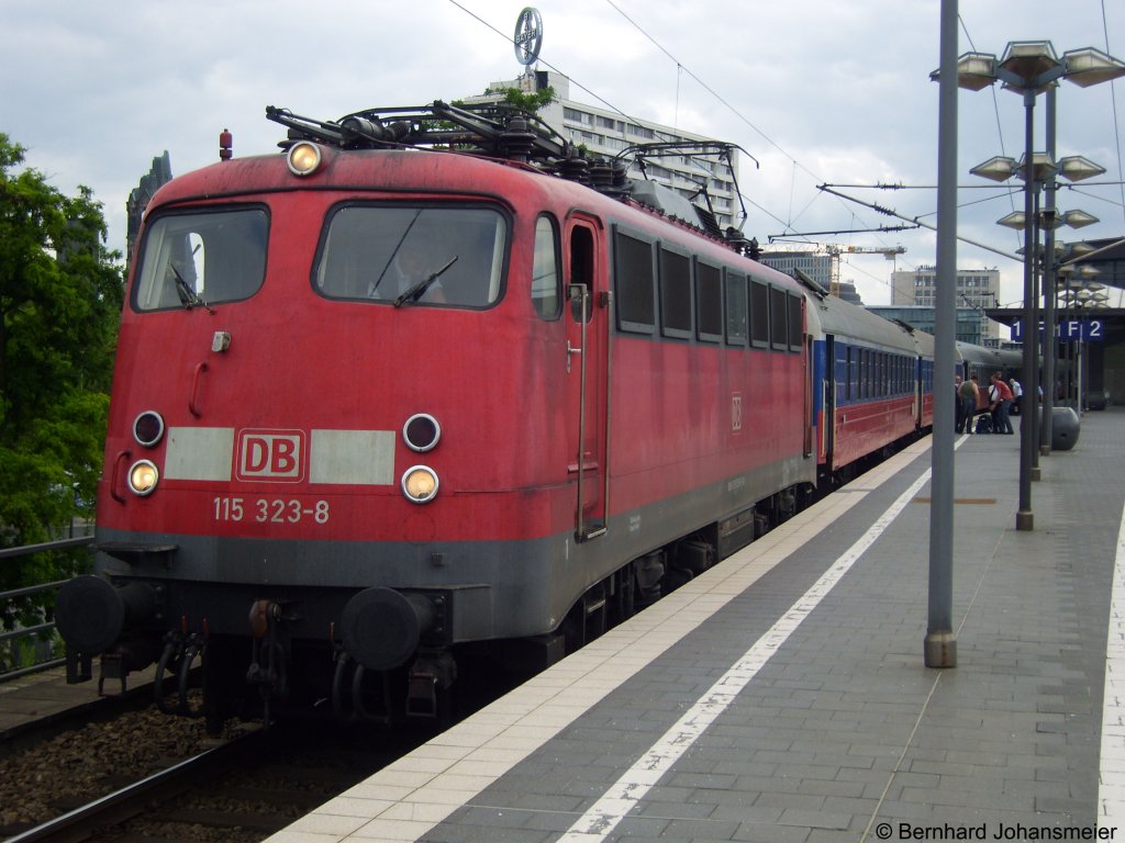 115 323-8 steht mit D 441 nach Kiev in Berlin Zoo. Juli 2009