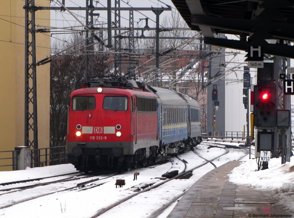 115 332-9 zieht den D441 durch den Bahnhof Friedrichstrae. Februar 2010