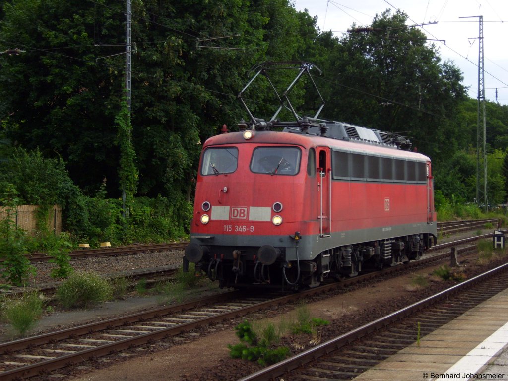 115 346-9 fhrt in Berlin Wannsee ber Gleis 7, um ans andere Zugende von EN 477 zugelangen. Juli 2009
