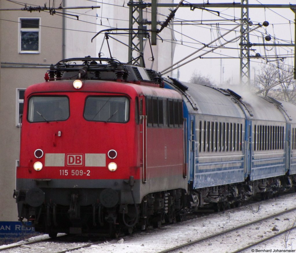 115 509-2 kommt mit D441 am Savignyplatz vorbei. Januar 2010