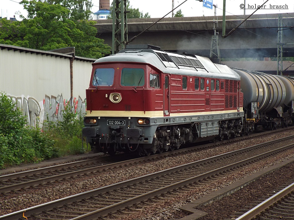 132 004-3 ist mit einen tankzug am 24.06.13 durch harburg gefahren
