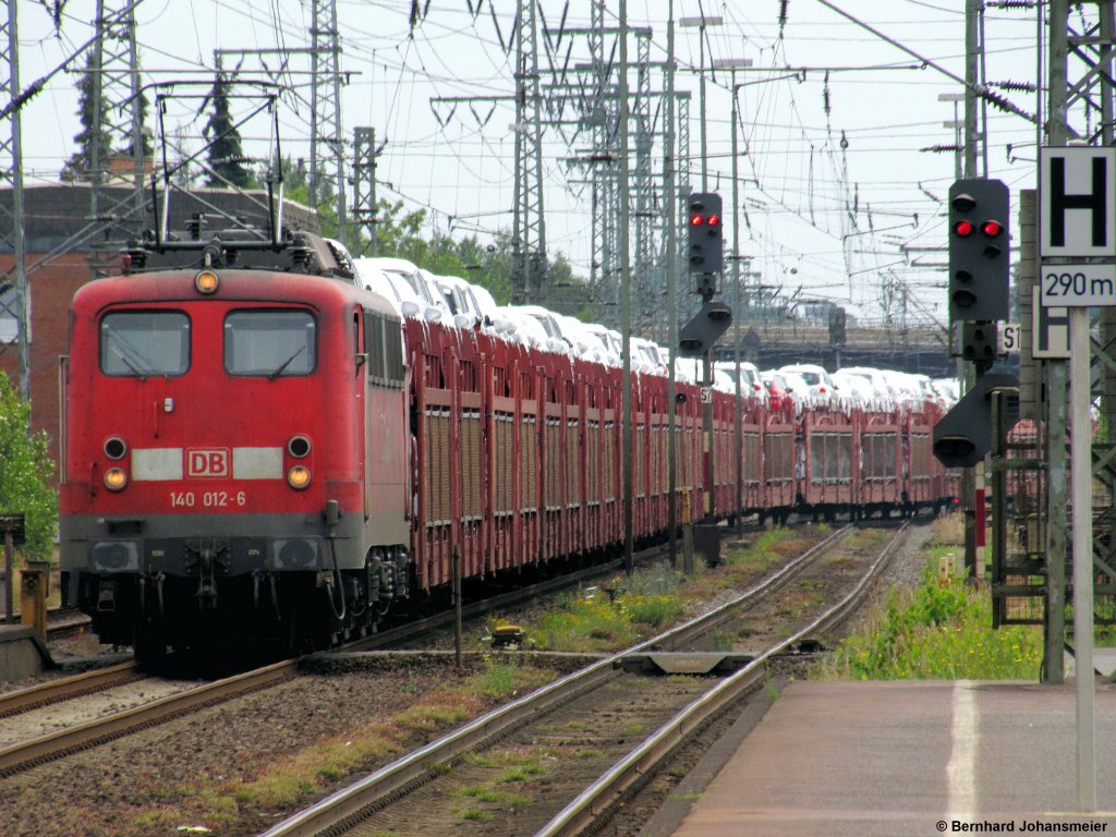 140 012-6 wurde im Gbf Leer umgesetzt und zieht jetzt den VW Zug weiter Richtung Emden. Juli 2011