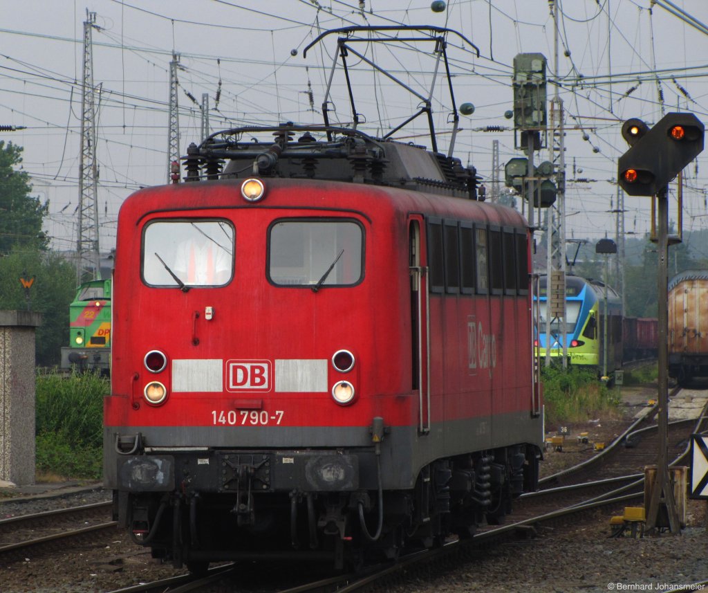 140 790-7 wurde soeben in Paderborn von einem Gterzug abgehngt und begibt sich jetzt auf eine Rangierfahrt durch den Bahnhof. Juli 2010