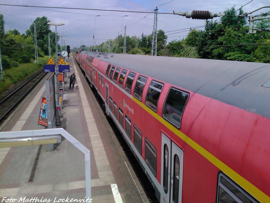 143 889-4 als S1 mit ziel Warnem�nde am S-Bahn Hp. Rostock-Bramow am 22.6.13