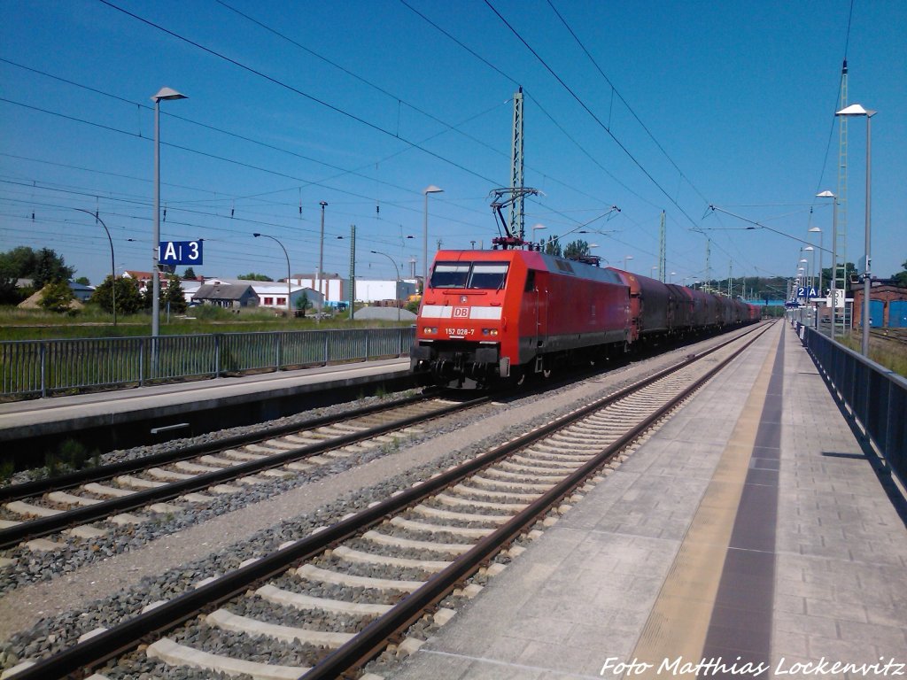 152 028-7 mit dem G�terzug bei der Durchfahrt in Bergen auf R�gen am 7.6.13