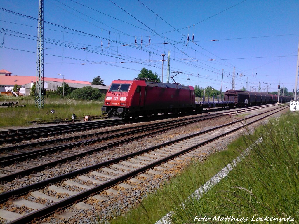 185 397-7 mit einem G�terzug bei der Durchfahrt in Bergen auf R�gen am 6.6.13