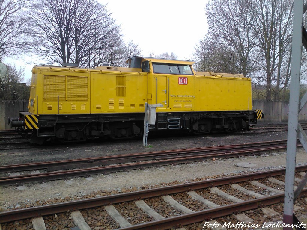 203 308-2 steht vorm Lokschuppen in Bergen auf R�gen am 26.4.13