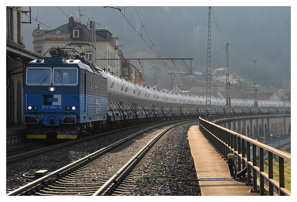 372 007 mit ein Leeren Zementzug in K�nigstein 