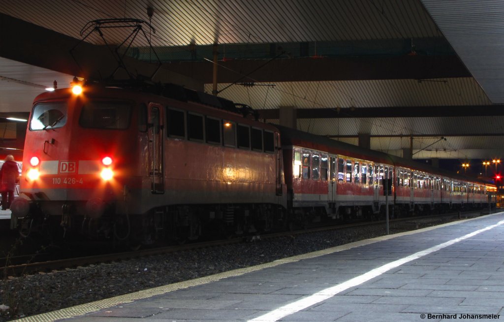 Als Ersatzzug fr eine 146er mit Doppelstockwagen wird 110 426-4 mit Silberingen in Dsseldorf bereit gestellt. Januar 2011