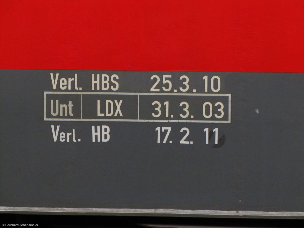 Am 17.02.2011 luft die 2.Fristverlngerung von 110 403-3 ab. Hannover Hbf, Mai 2010