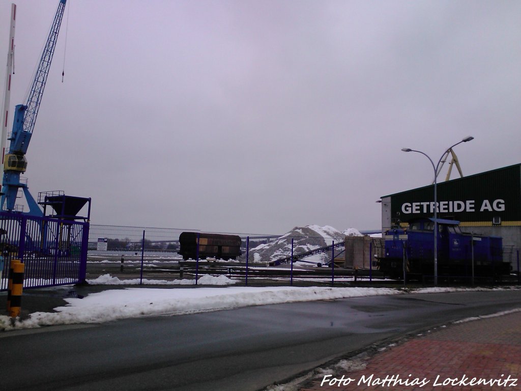Am 26.2.13 steht 346 020-3 (345 213-3) mit einem einzelnen G�terwagen im Stralsunder Stadthafen (Bei Der Getreide AG) rum