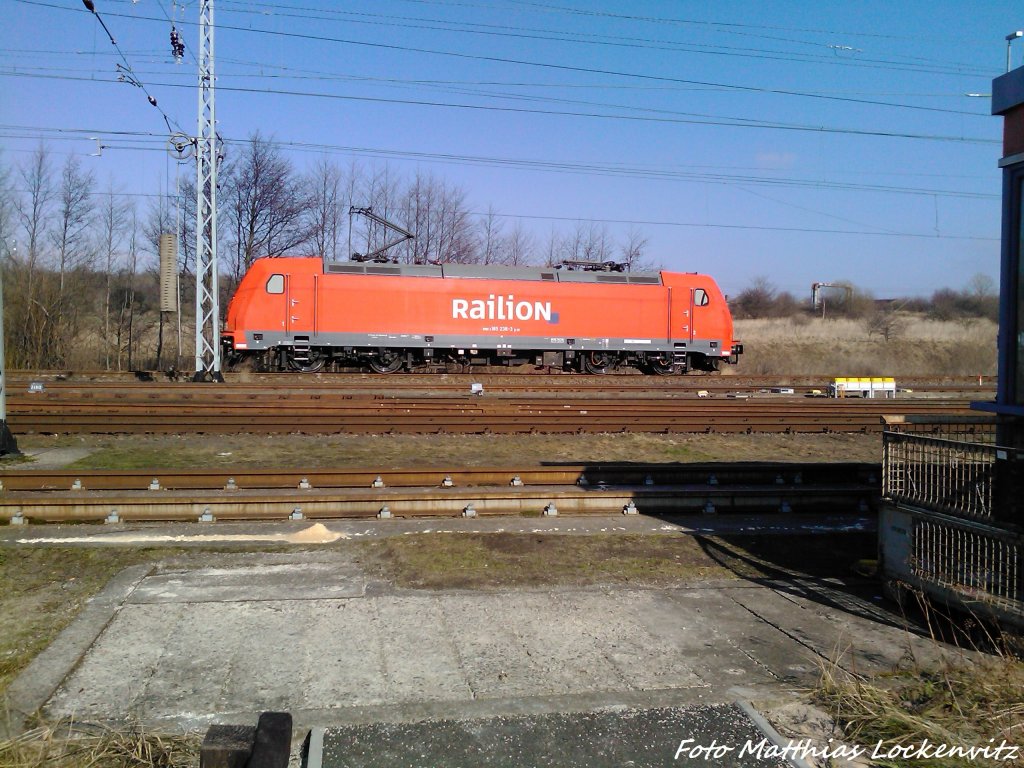 Am 4.3.13 wartet 185 238-3 auf ihren N�chsten Einsatz in Mukran.