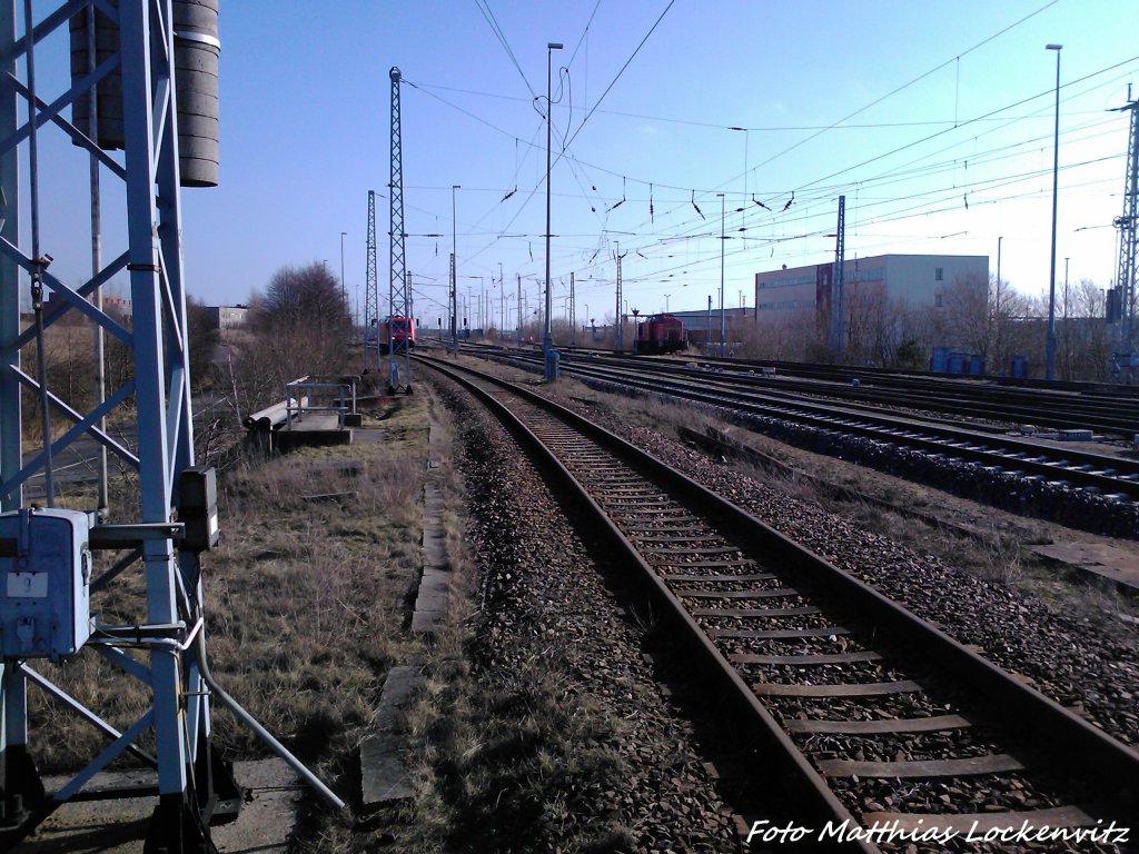 Am 4.3.13 wartet 298 302-1 auf Arbeit + 185 238-3 auf ihren n�chsten Einsatz in Mukran.
