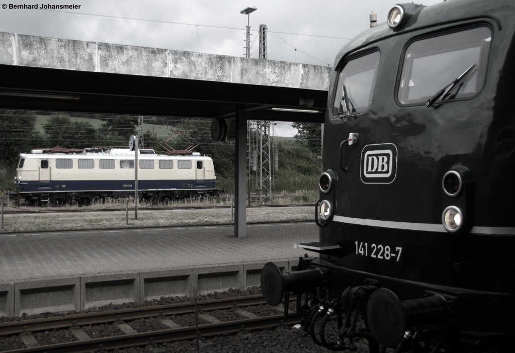 Auf eine kleine Zeitreise konnten sich die Besucher beim Viaduktfest 2011 in Altenbeken begeben. Neben Dampfloks waren auch 141 228-7 und E10 1239 mit dabei.