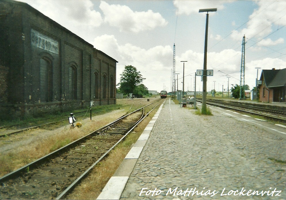 Bahnhof Bergen auf R�gen am 14.6.99 / hier f�hrt Der Lauterbacher 628 langsam in Den Bahnhof ein.