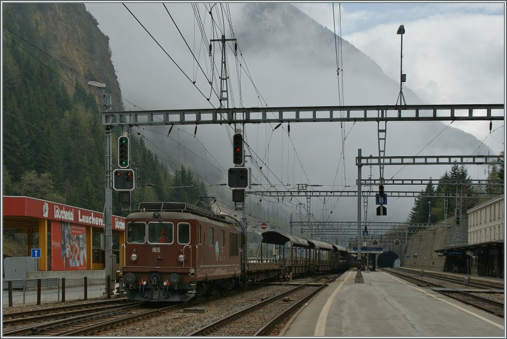 BLS Re 4/4 165 erreicht mit eine Autotunnelzug Goppenstein.
04.05.2013