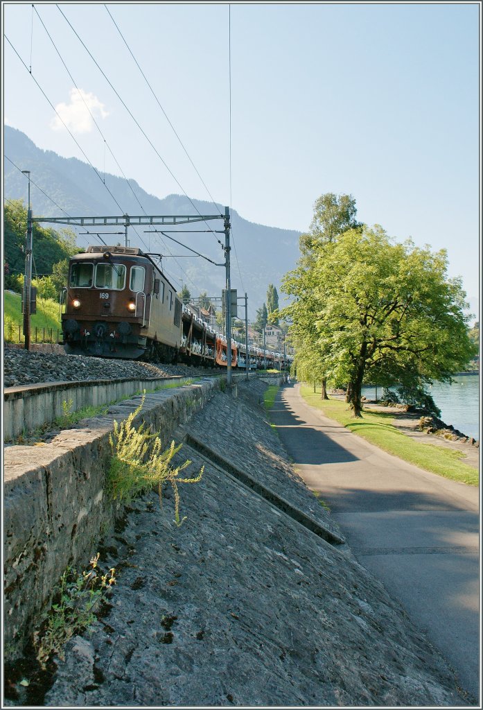 BLS Re 4/4 mit einem Autozug kurz nach Villenneuve. 
5. Juli 2011