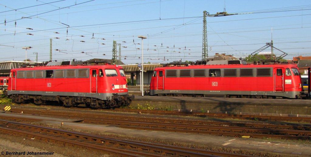 BR 110 Begegnung in Mnster: Whrend 110 494-2 im Bahnhofsvorfeld steht, fhrt 110 425-6 mit der RB68 nach Rheine in den Bahnhof ein. Oktober 2010