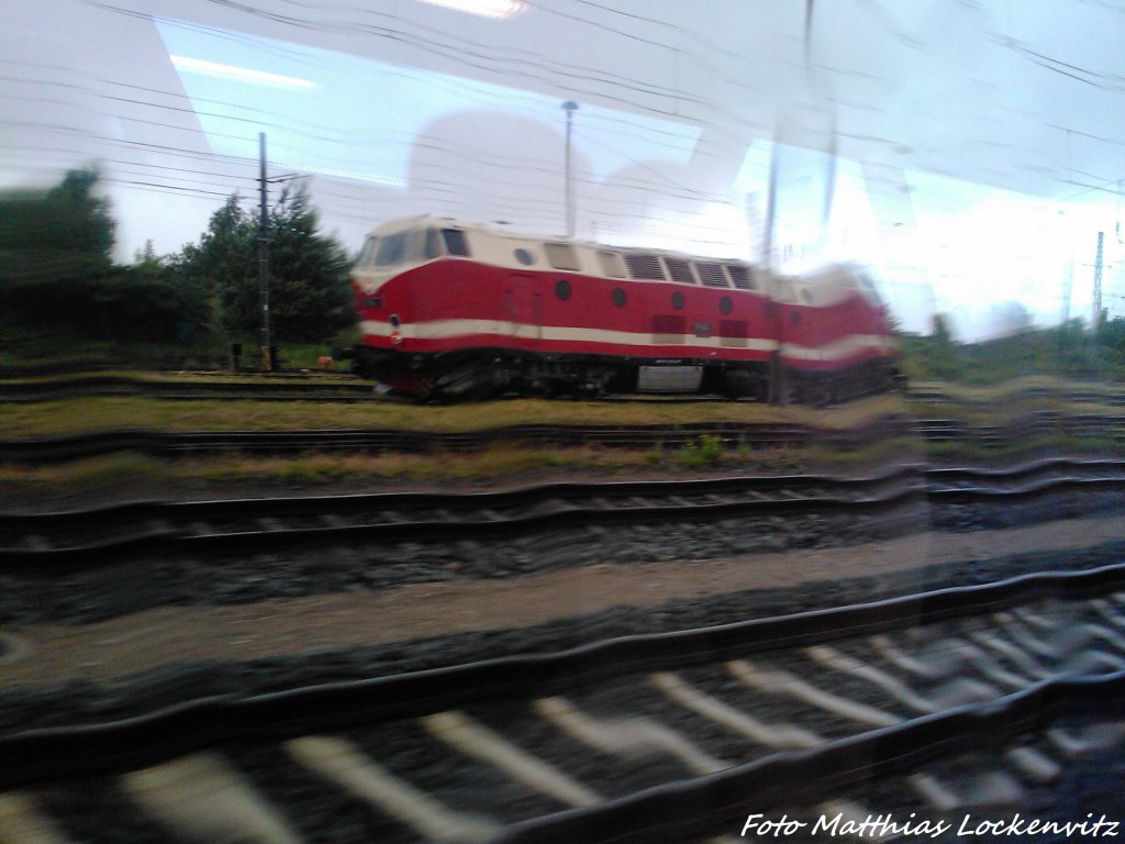 BR 119 /DB BR 229) bei einen nicht so Sch�nen fototag ausm Zug bei Starkregen mit 50km/&h ausfahrtsgeschwindigtkeit gemacht in Bergen auf R�gen am 29.6.13 / Tja ein U-Boot halt