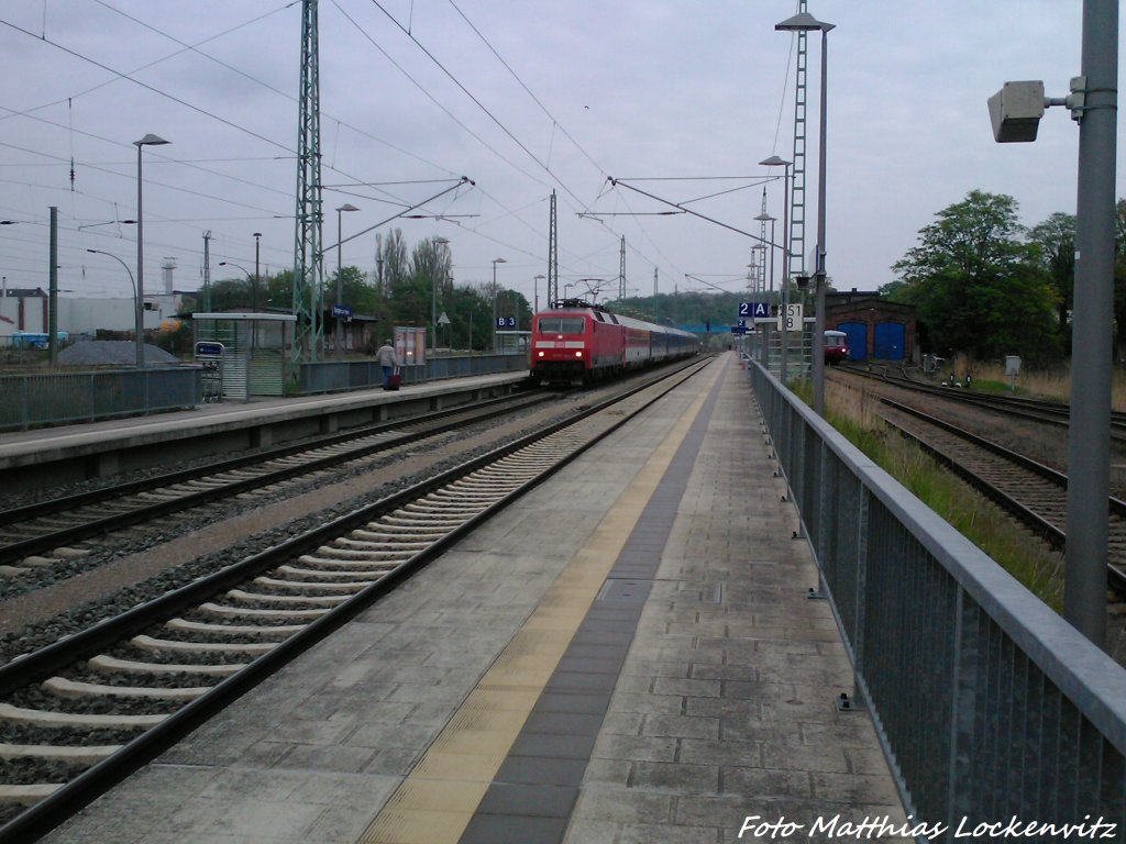 BR 120 mit dem EuroCity mit ziel Z�ssow / K�ln Hbf im Bahnhof Bergen auf R�gen am 11.5.13