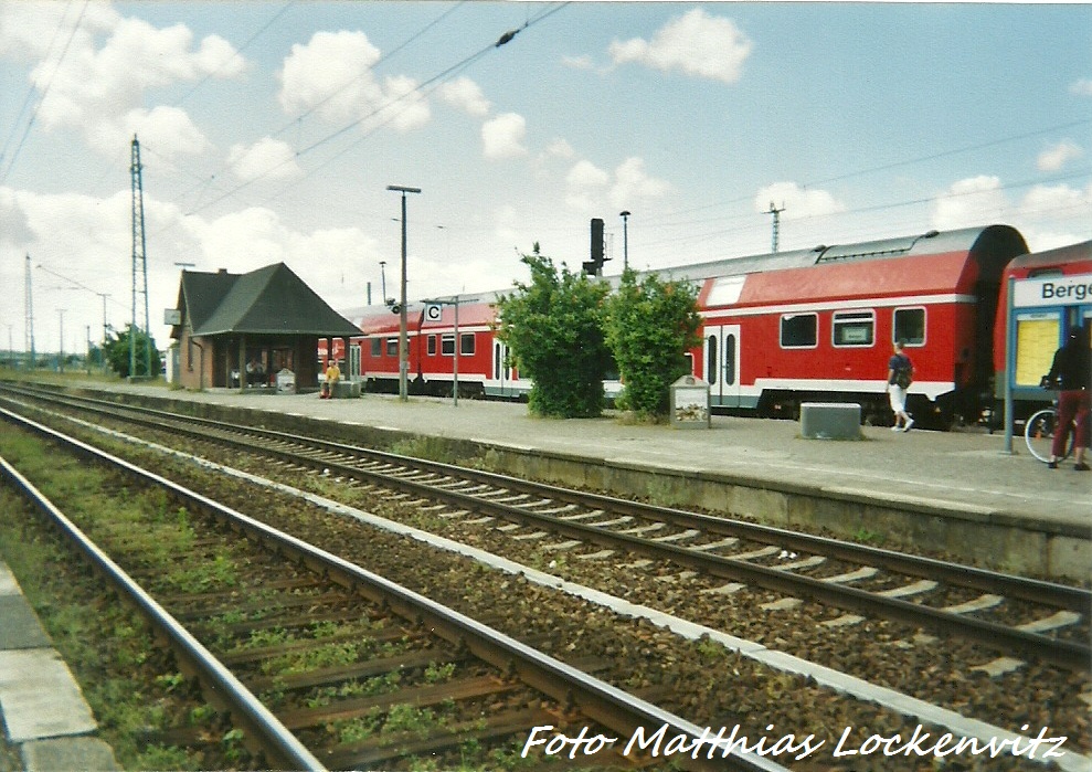 BR 143 als RB14 mit Ziel Ostseebad Binz im Bahnhof Bergen auf R�gen / Hier die Dazugeh�rigen RB14 Wagen am 14.6.99