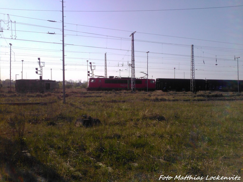 BR 155 mit einem G�terzug bei der Durchfahrt in Pasewalk am 4.5.13