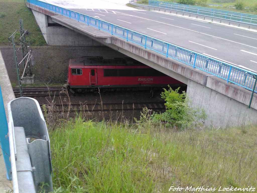 BR 155 unterwegs zu seinem G�terzug in Mukran F�hrhafen am 20.5.13