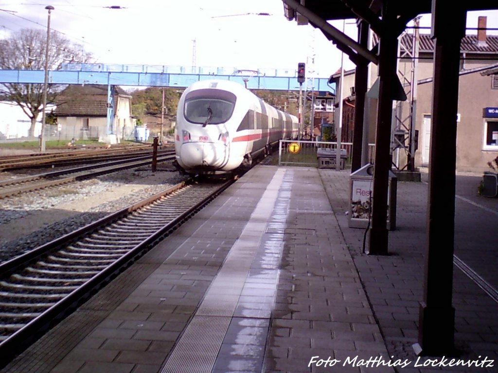 BR 411 mit Ziel Ostseebad Binz bei der Ausfahrt aus Bergen auf R�gen am 27.10.12