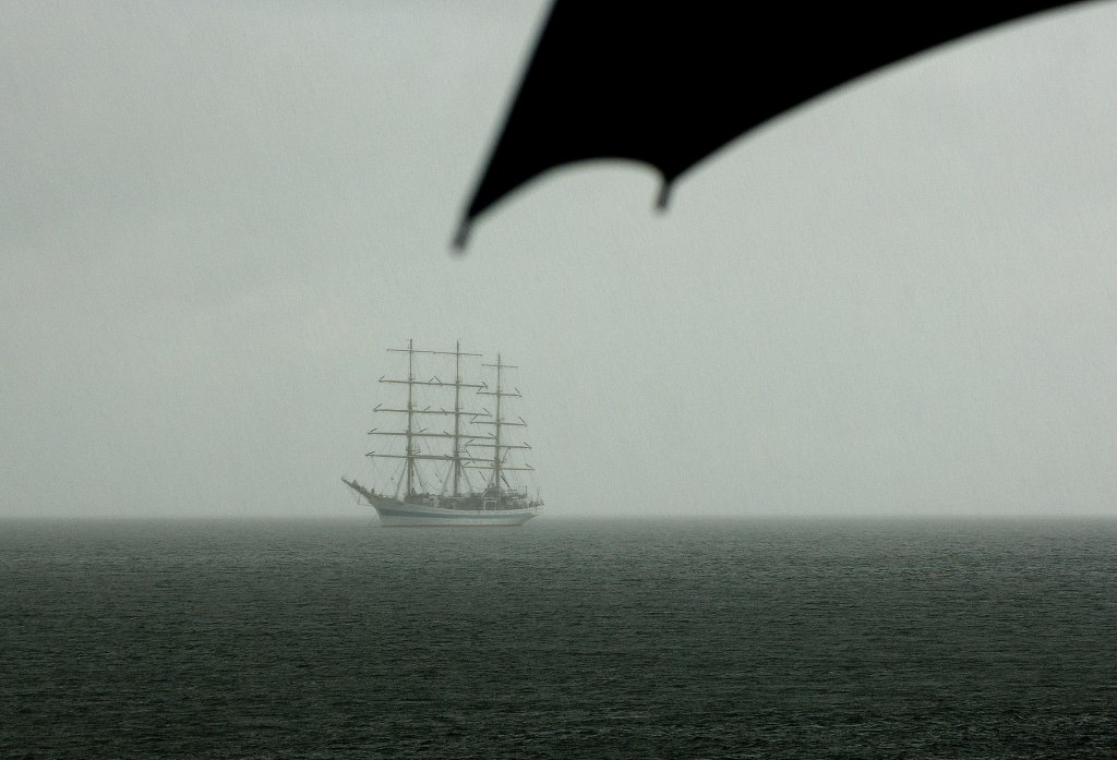 Das Segelschiff  MIR  im starken Regen.
(15.09.2010) 