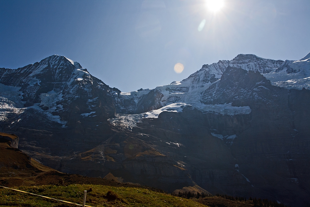 Der Blick aus dem Zug der WAB kurz vor der Kleinen Scheidegg, hier auf M�nch, Jungfraujoch und Jungfrau, am 02.10.2011.
