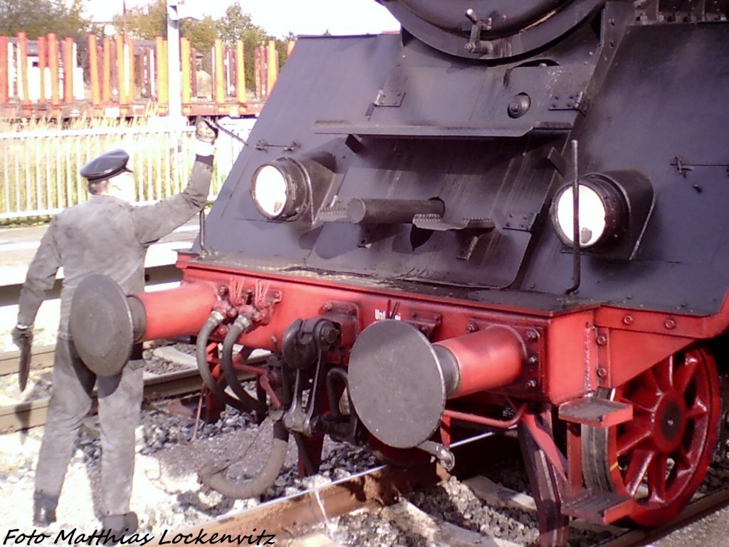 Der Lokf�hrer der 03 1010 nimmt Die R�cklichtblenden ab / Bahnhof Bergen auf  R�gen am 27.10.12