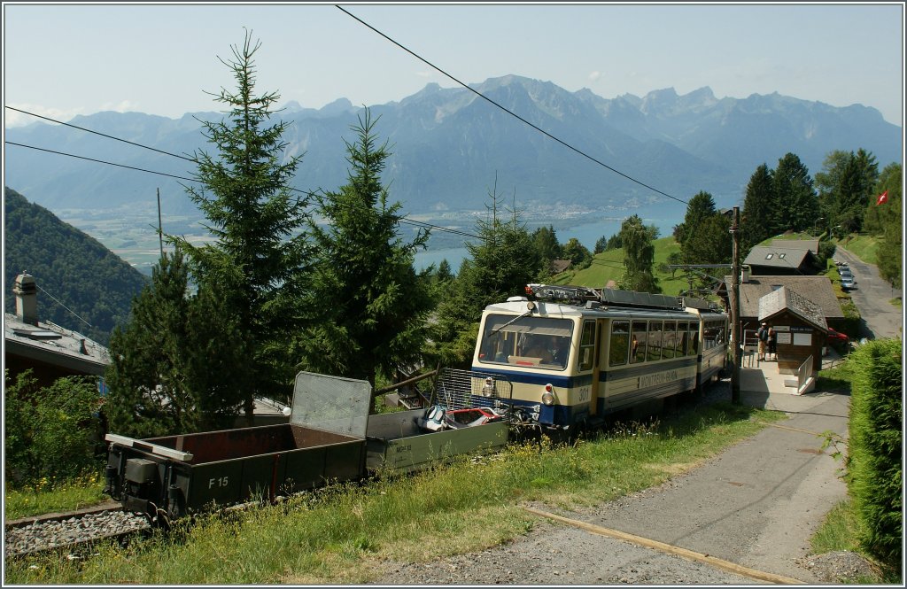 Der Rochers de Naye Zug hat die kleine Haltestelle Le Haut de Caux verlassen und strebt nun Bergw�rts. 
3. Aug 2013