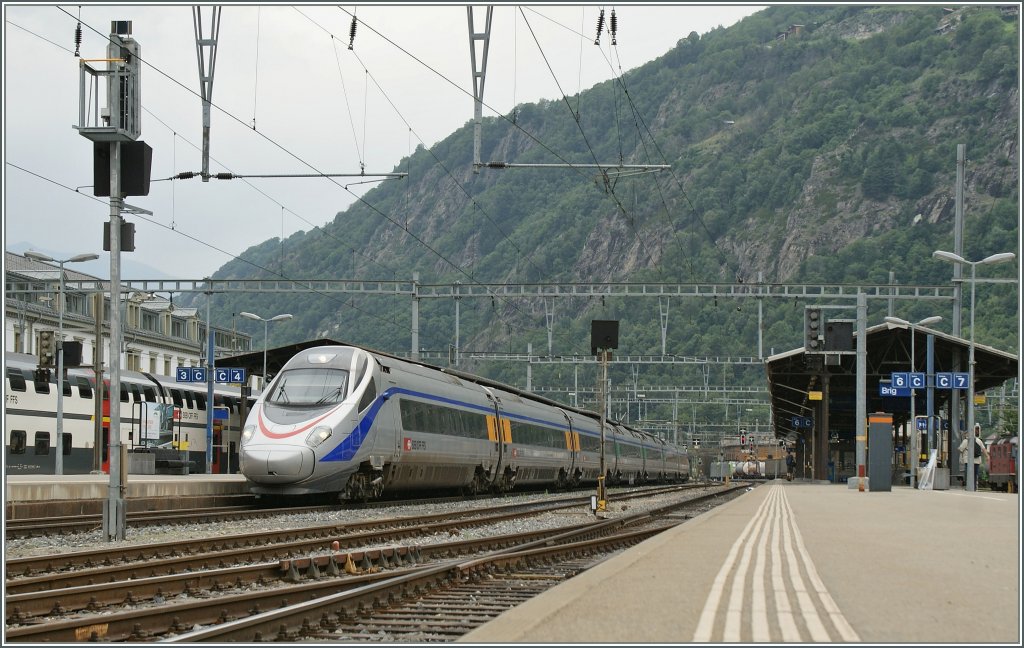 Der SBB ETR in seiner noch von  Cisalpino  stammenden Farbgebung in Brig.
29. Juni 2011 