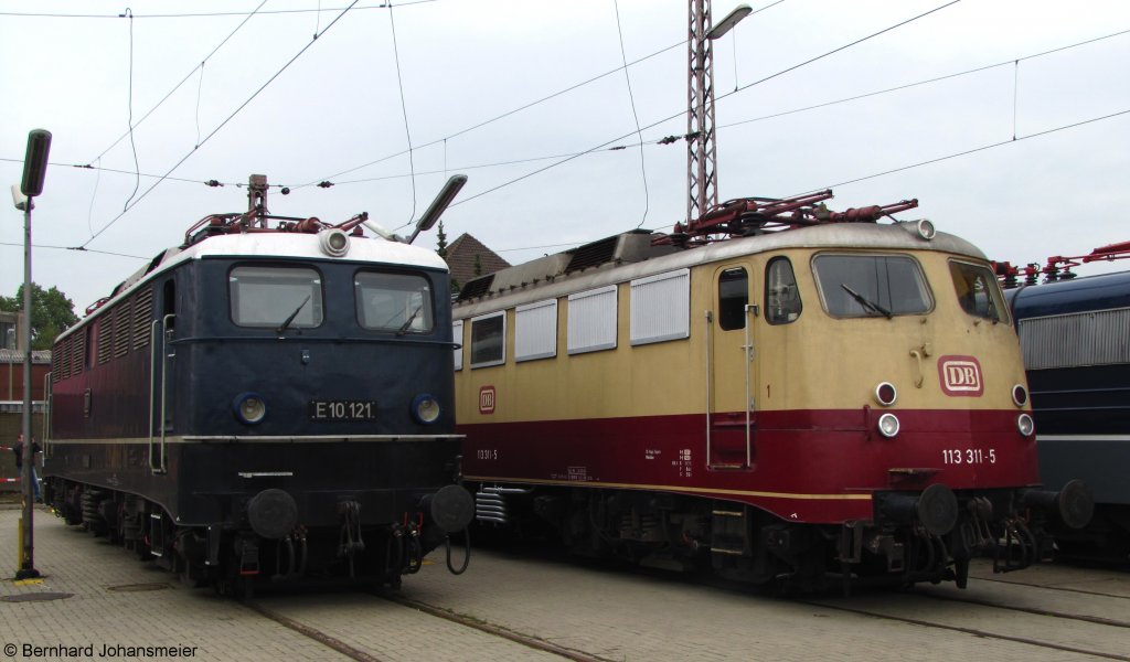 Die blaue E10 121 vom Nostalgieverkehr aus Kln und die Schnellfahrbgelfalte 113 311-5 in TEE Farben vom DB Museum Koblenz stehen beim Tag der offenen Tr im BW Osnabrck. September 2010