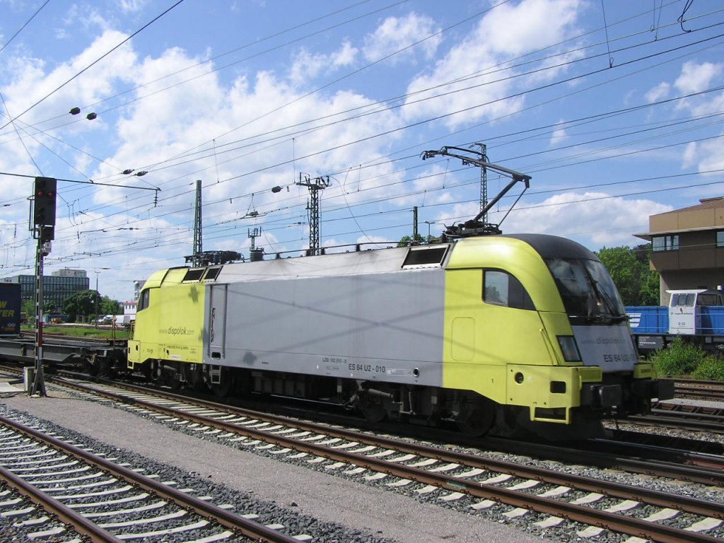 Dispolok-Taurus mit einem G�terzug durch Regensburg.