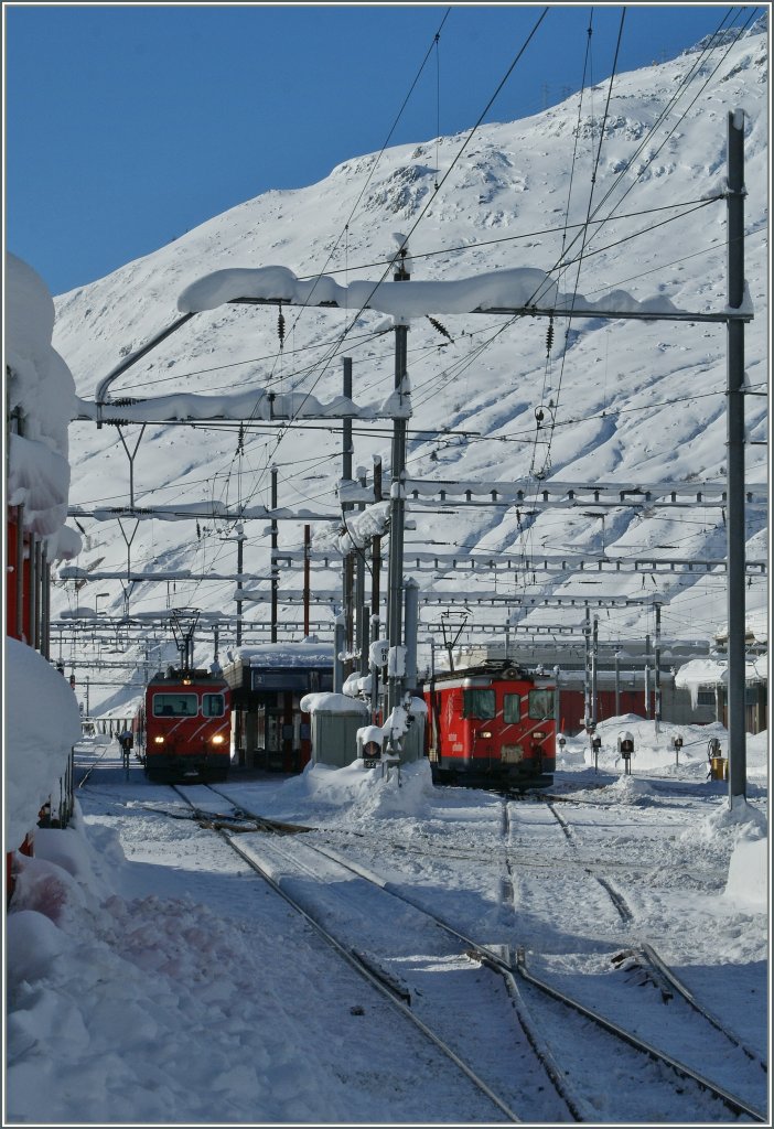 Ein Blick in den verschneiten Bahnhof Andermatt mit den Regionaz�en nach Disnetis und G�schenen. 
12.12.12 