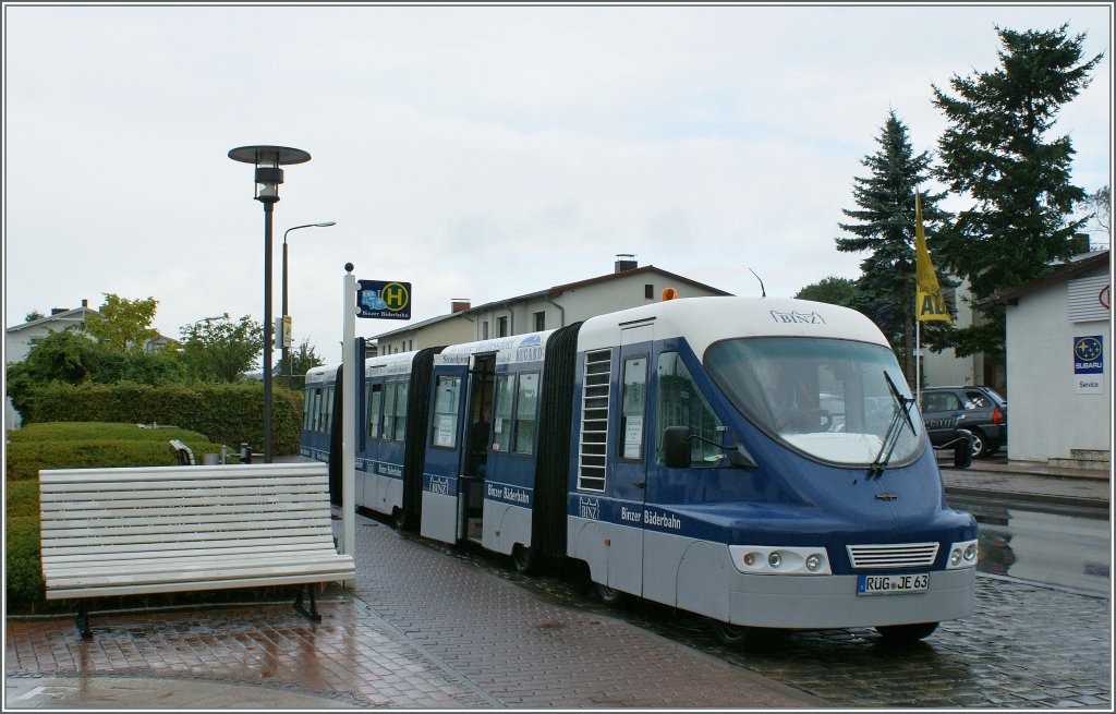 Ein  Petit Train  ganz modern und Windschnittig: die Binzer B�derbahn kutschiert Kurg�ste durch den Ort und so auch von Gro�bahnhof (DB AG) zum  Klein -Bahnhof des Rassenden Rolands, wo dieses Bild entstand.
18. Sept. 2010