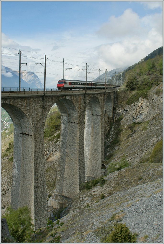 Ein Umleiter IC auf dem Luogelkin Viadukt bei Hohtenn.
04.05.2013