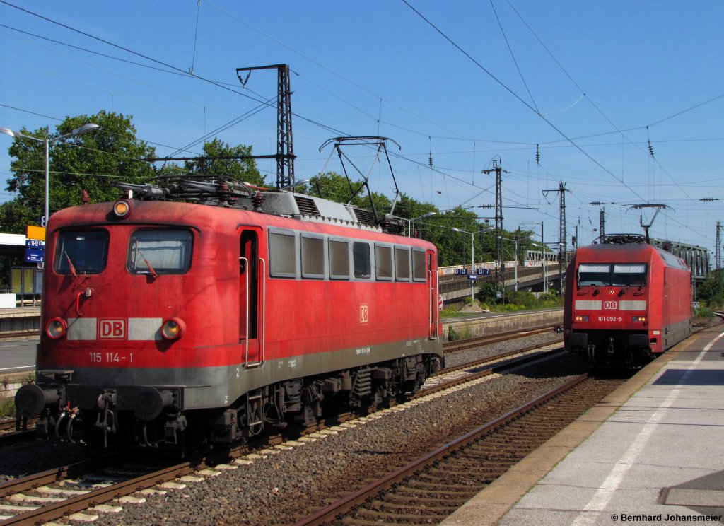 Eine seltene Begegnung zweier E-Lok Generationen ergab sich im September 2011 im Deutzer Bahnhof. Die ber 50 Jahre alte 115 114-1 ist auf dem Weg nach Venlo, wo sie den Autoslaaptrain aus Holland bernimmt und nach Basel zieht. Gleichzeitig rollt 101 092-5 aus Richtung Troisdorf durch in den Bahnhof. 