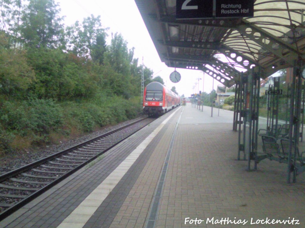 Einfahrt BR 143 mit Dostos (S-Bahn Rostock) als S1 mit Ziel Rostock Hbf in den Bahnhof Rostock - Parkstra�e am 11.9.12