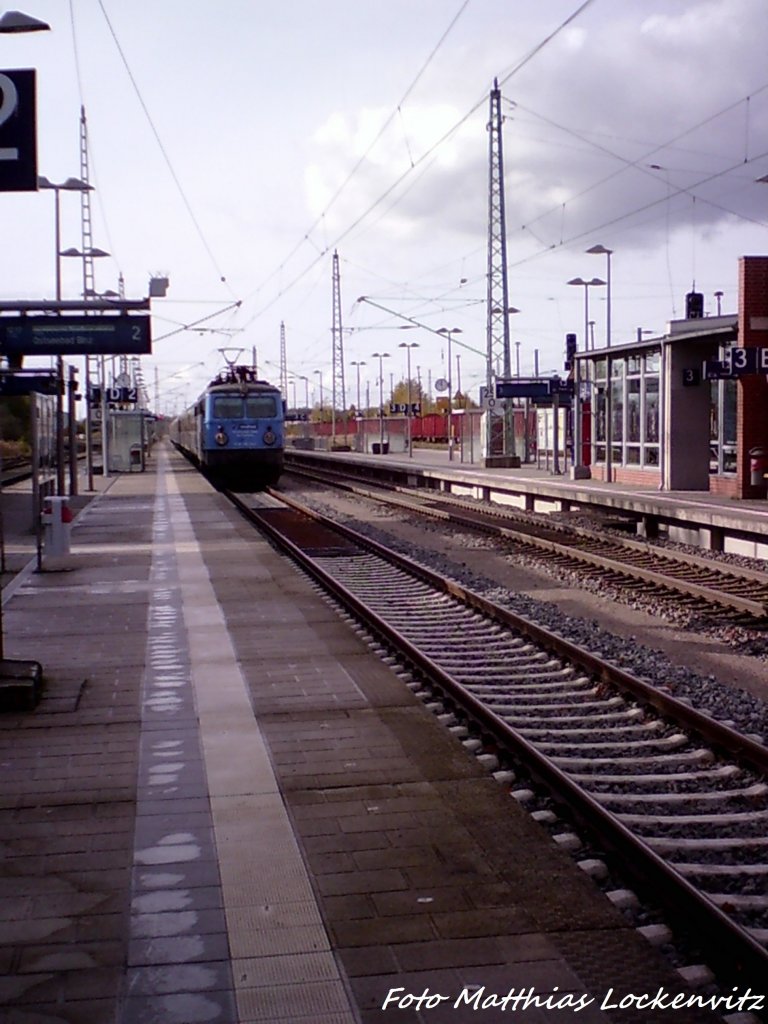 Einfahrt des Dampfsonderzugs in den Bahnhof Bergen auf R�gen / Zuglok Ist Die �BB Lok 1042 520-8 am 27.10.12
