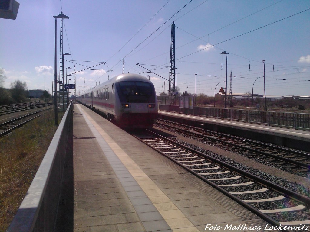 Einfahrt IC 2212 mit 101 017-2 in den Bahnhof Bergen auf R�gen am 28.4.13