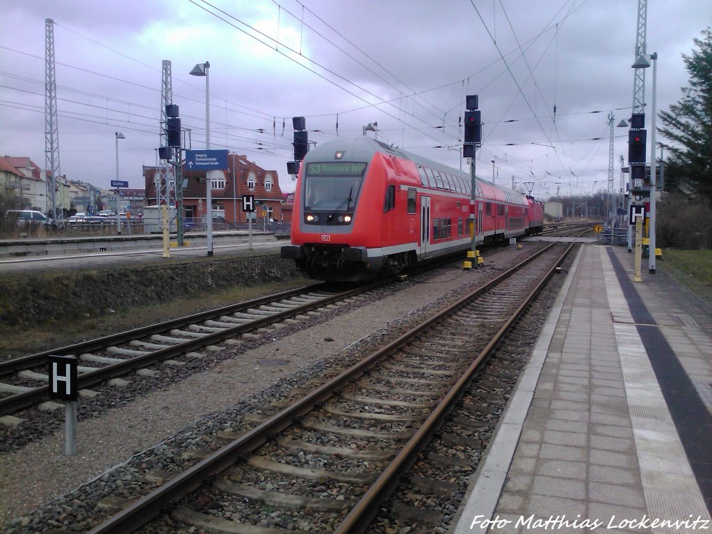Einfahrt S3 (Bestehend aus Dostowagen & 143 952-0) in den Bahnhof G�strow am 13.4.13