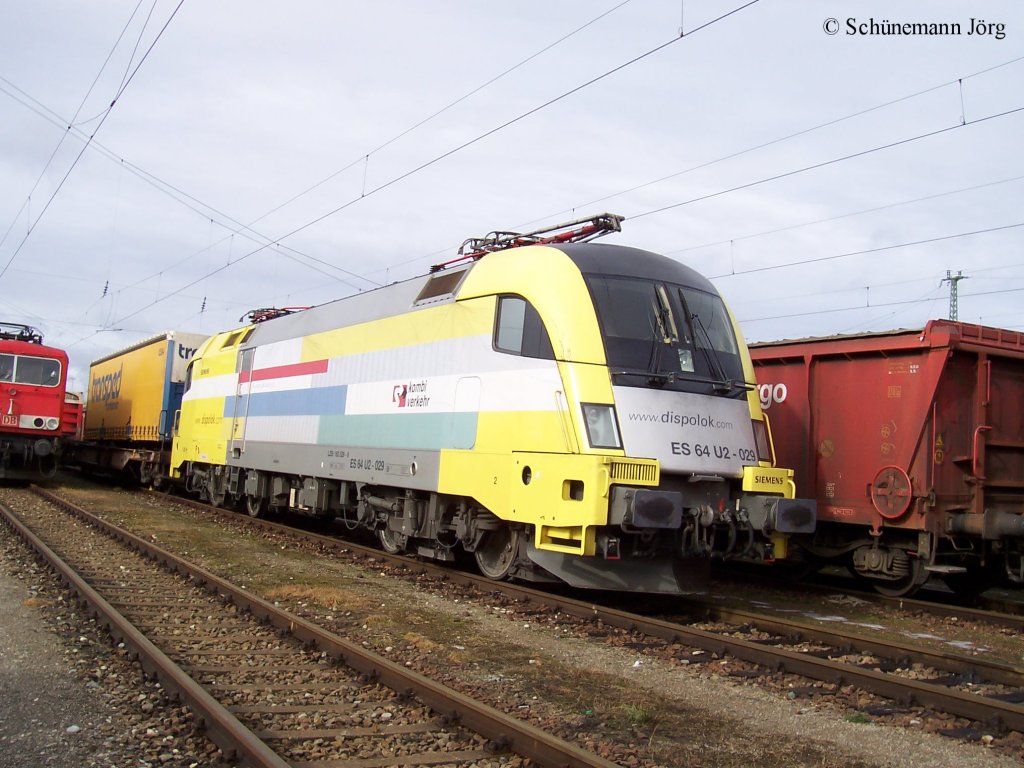 ES 64 U2 - 029 182 529 kombi verkehr am 12.02.2005 in M�nchen Ost Rangierbahnhof