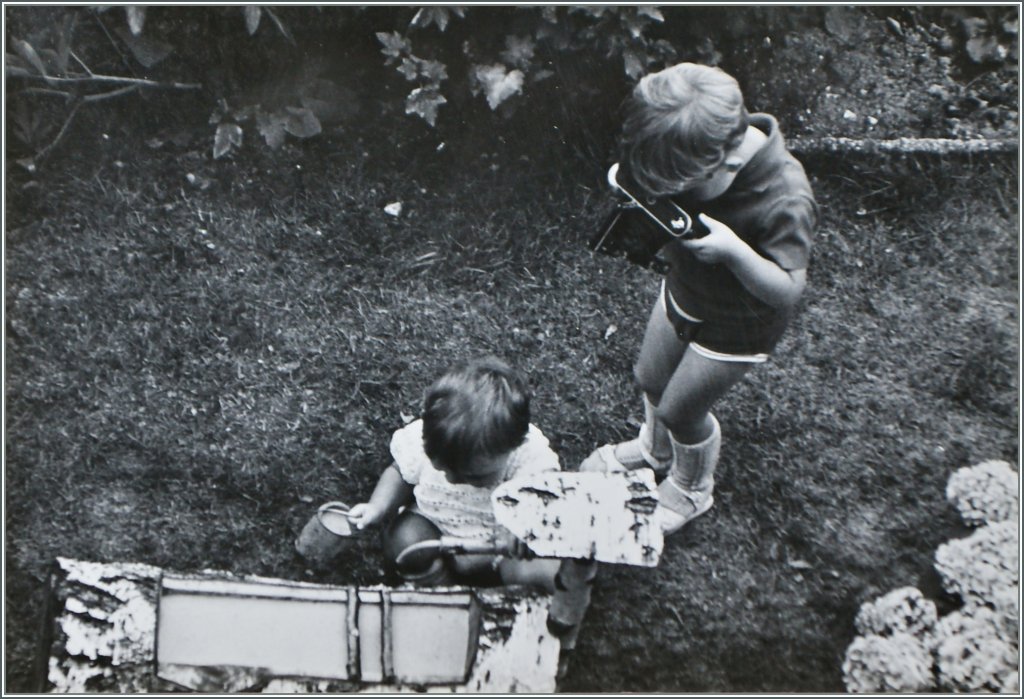 Fr�h �bt sich: der relativ kleine Stefan mit einer relativ grossen Kamera. Ca 1966/67 - Fotografiertes Foto/Fotograf des Basisbildes: Mein Vater