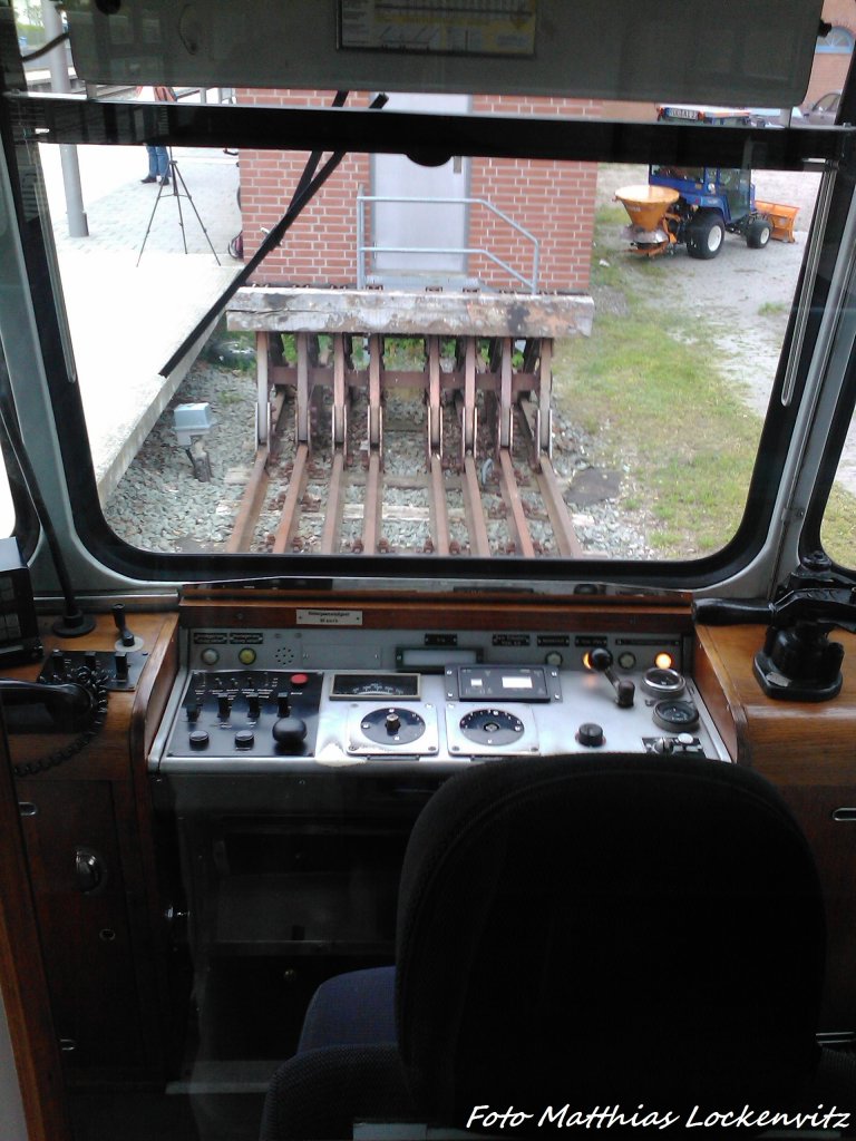 F�hrerstand und Blick auf Die  Strickmaschiene  vom 172 601-7 im Bahnhof Bergen auf R�gen am 2.6.13